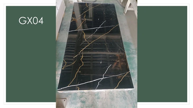 Čierny pozlátený PVC nástenný panel